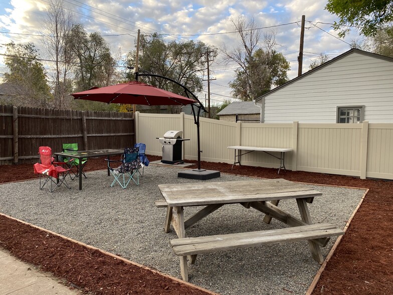 Shared backyard - 1827 6th Ave