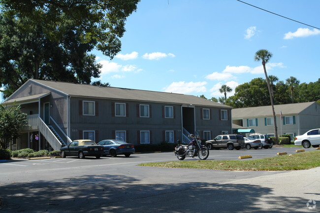 Primary Photo - Lyn Gardens Apartments