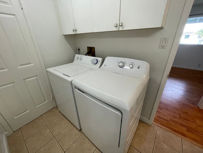 Building Photo - Spacious 2 Bedroom Townhouse w/ Parking in...