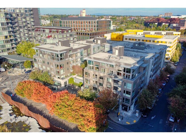 Building Photo - Lovely Corner unit in the Pearl District