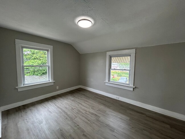 Building Photo - Spacious 3-Bedroom, 1 Bathroom Home Located in Dayton!