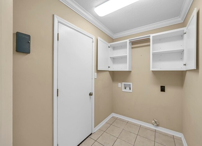 Building Photo - 5897 Saratoga Dr