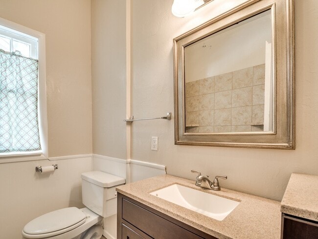 Building Photo - 2 bed 2 bath historic remodeled home with an awesome 1bed 1 bath detached apartment! Mesta Park b...