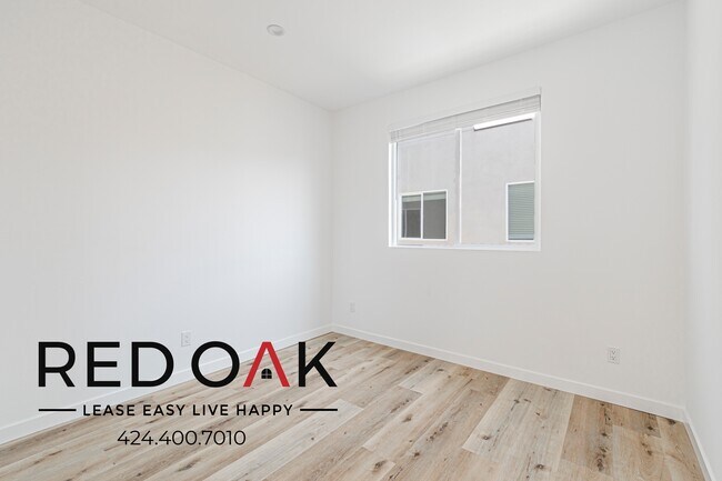 Building Photo - 11956 1/2 Vanowen St