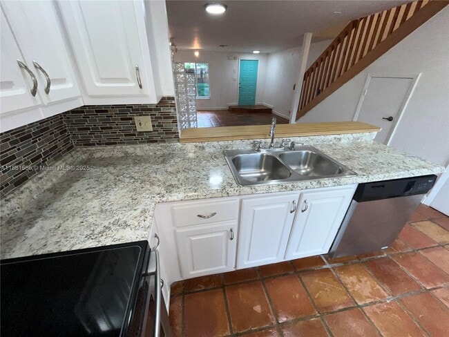 Building Photo - 5176 S University Dr