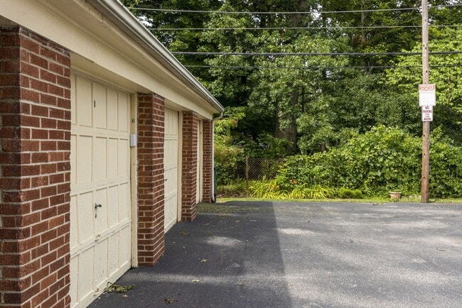 Building Photo - 640 Blenheim Rd