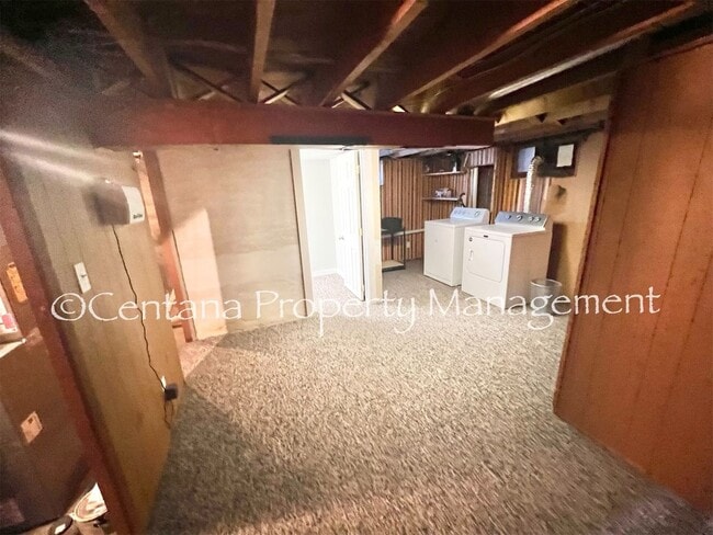 Building Photo - Large 2 bedroom house with an oversized ga...