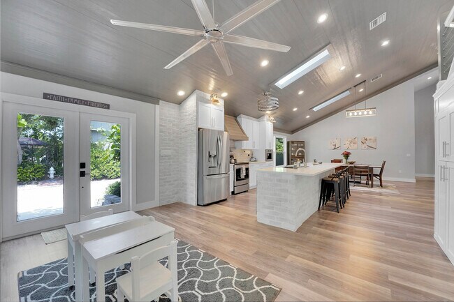 Building Photo - 600 Xanadu Pl