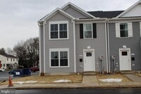 Building Photo - Stunning 3-bedroom townhouse in prime location!