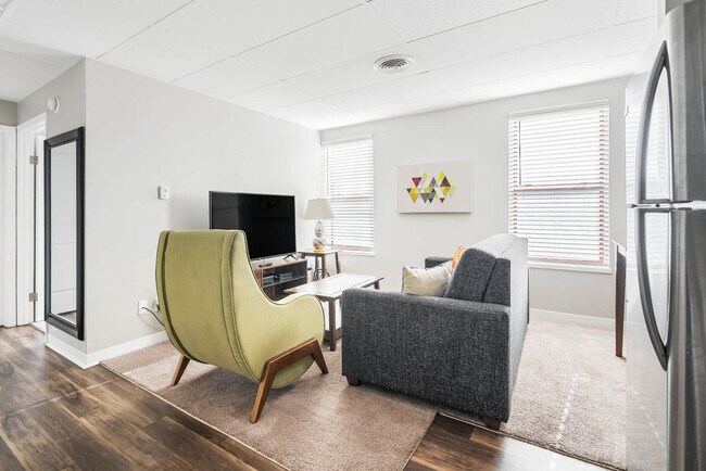 Primary Photo - 615 N East St