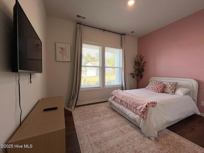 Building Photo - 742 Carnegie court