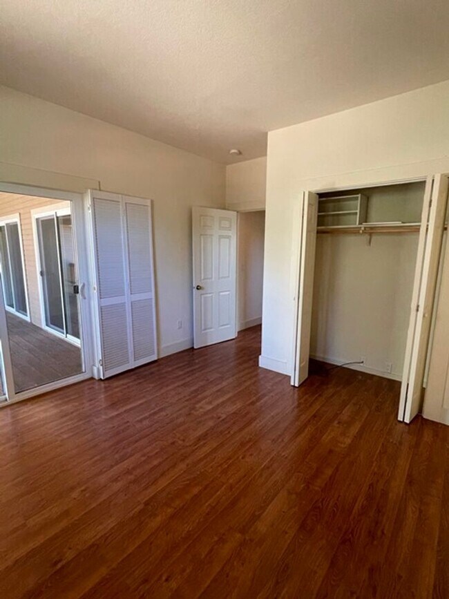 Building Photo - Large home in the Running Y