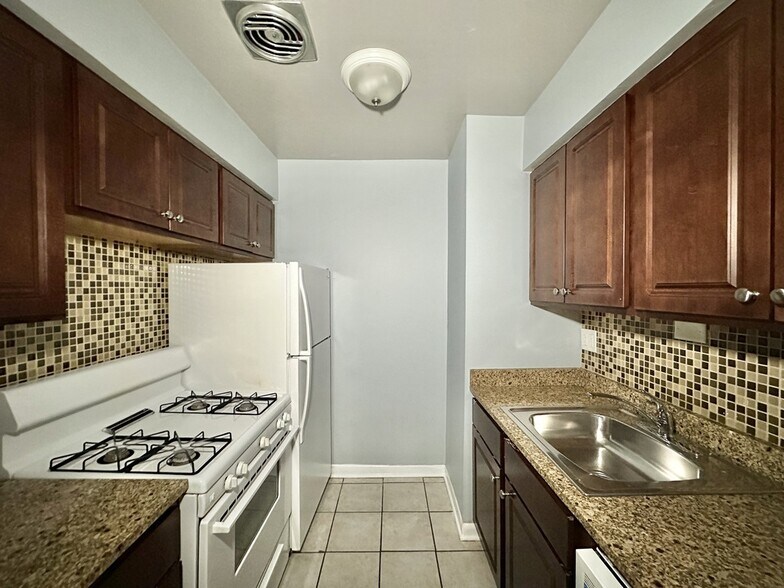 Building Photo - 5820 N Sheridan Rd