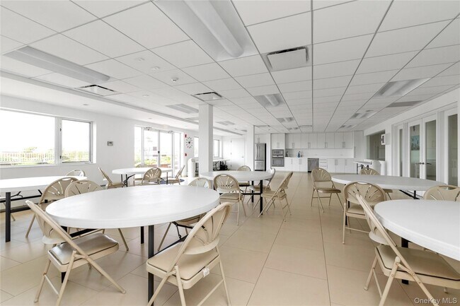 Building Photo - 830 Shore Rd