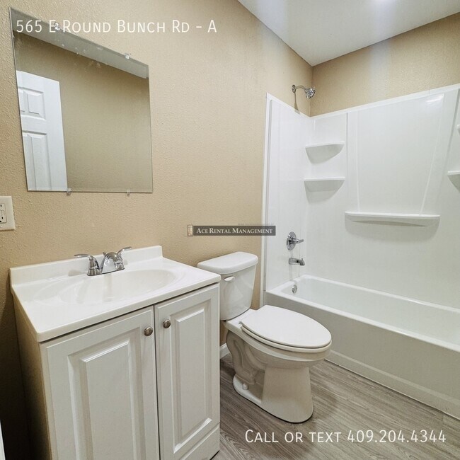 Building Photo - 565 E Roundbunch Rd