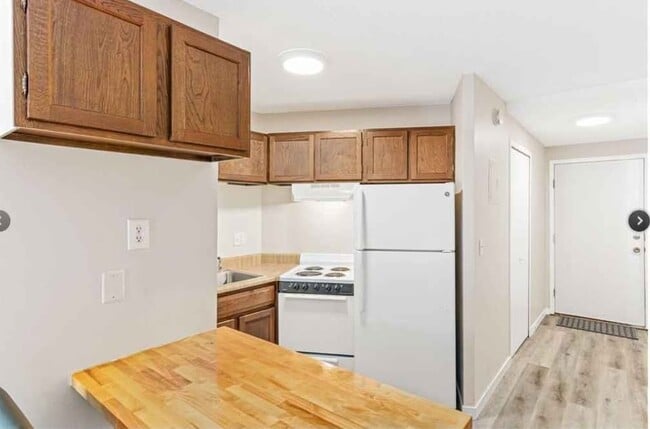 Building Photo - 130 Demont Ave