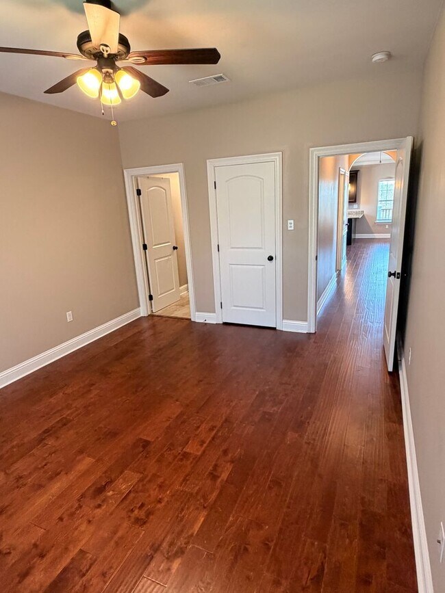 Building Photo - 5748-5748 Cameron Blvd