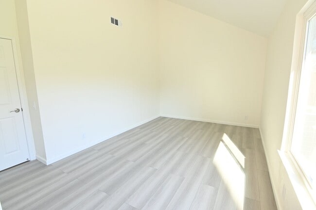 Building Photo - Beautiful 4-Bedroom, 2-bath, fully remodeled home in a prime location. Won’t Last Long!