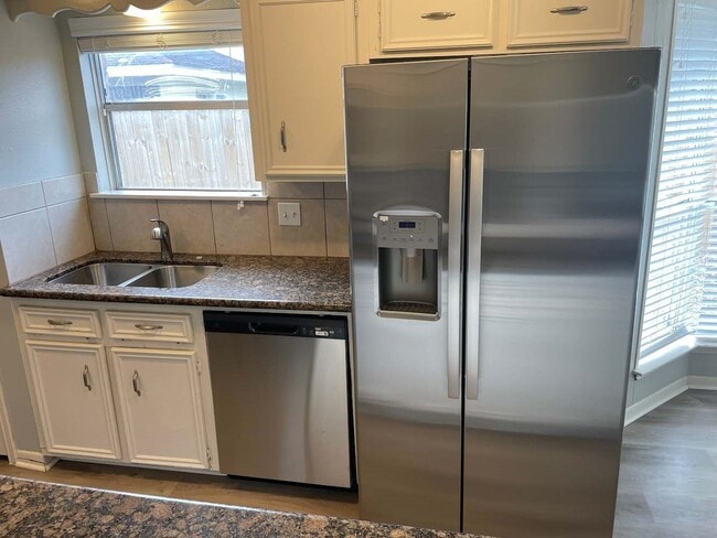 Building Photo - 2306 Cambridge Ct N