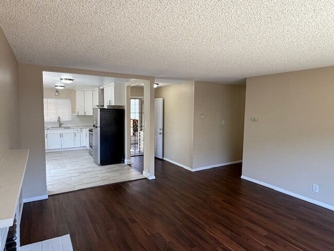 Building Photo - 3-Bedroom Rodeo Home with Brand New Kitchen!