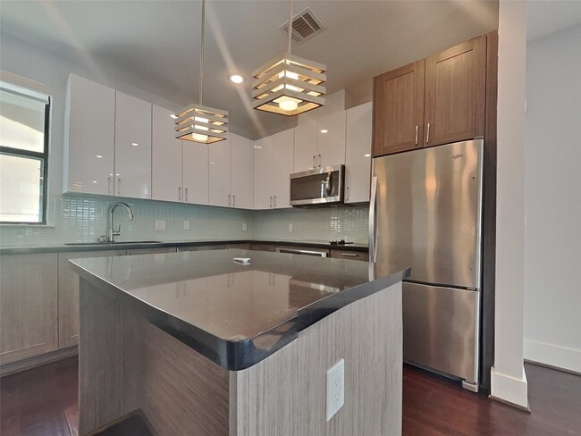 Building Photo - 2401 Crawford St