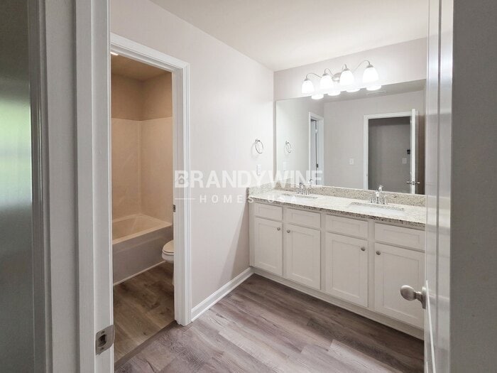 Building Photo - 1116 E Shoreview Rd