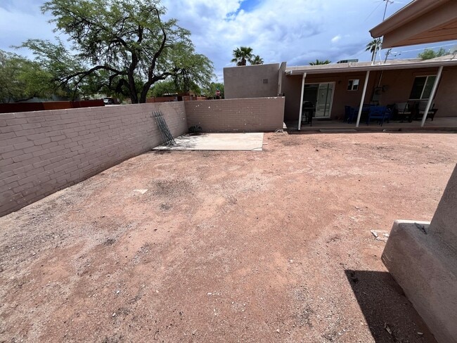 Building Photo - Spacious 1BR Guest House in Blenman-Elm – ...