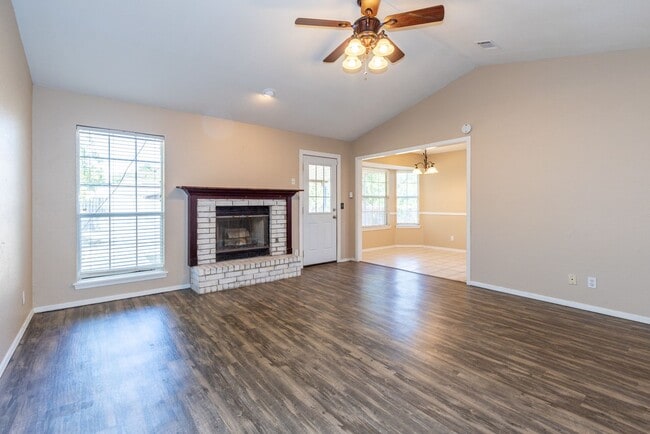 Building Photo - 3 Bed | 2 Bath in Broken Arrow!