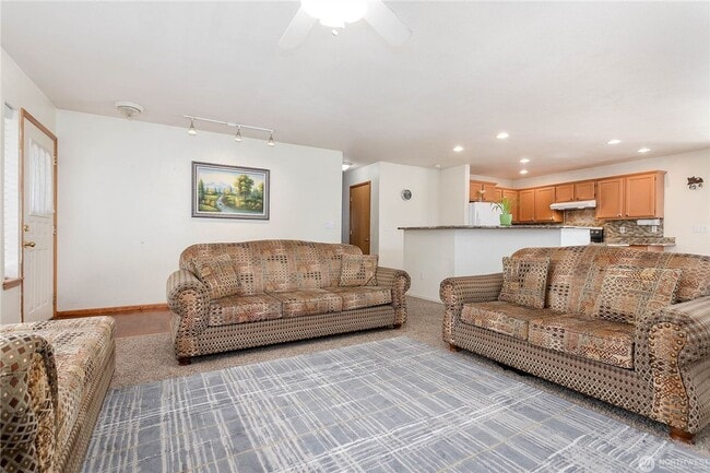 Building Photo - Beautiful Three Bedroom House in Lynden Fo...