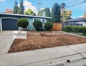 Building Photo - Gorgeous Halfplex in the heart of Carmicha...