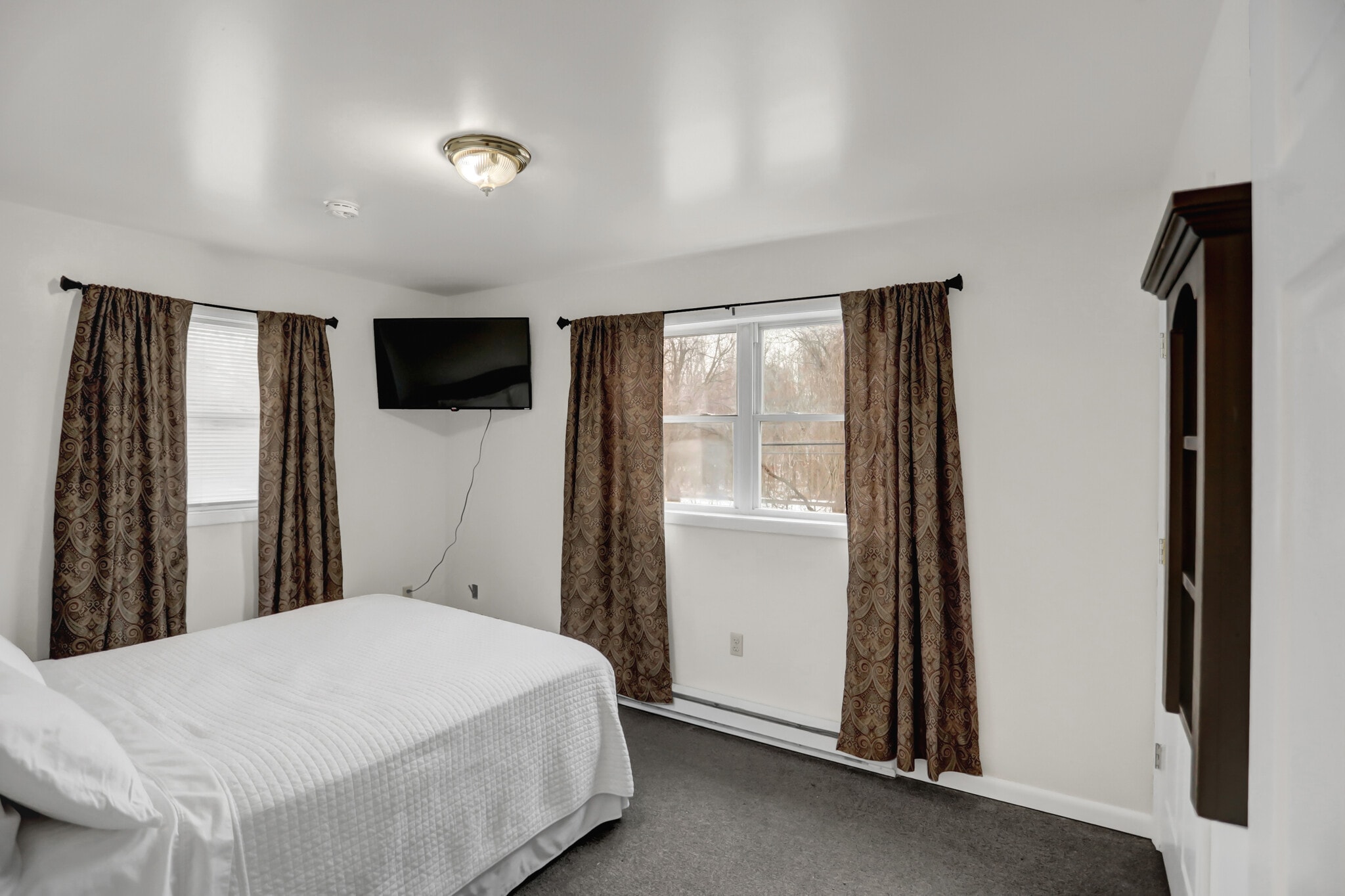 Building Photo - 1615 N River Rd