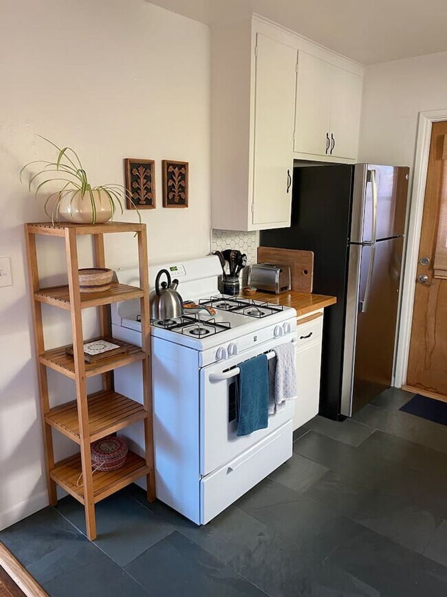 Building Photo - 39th St. Back Unit