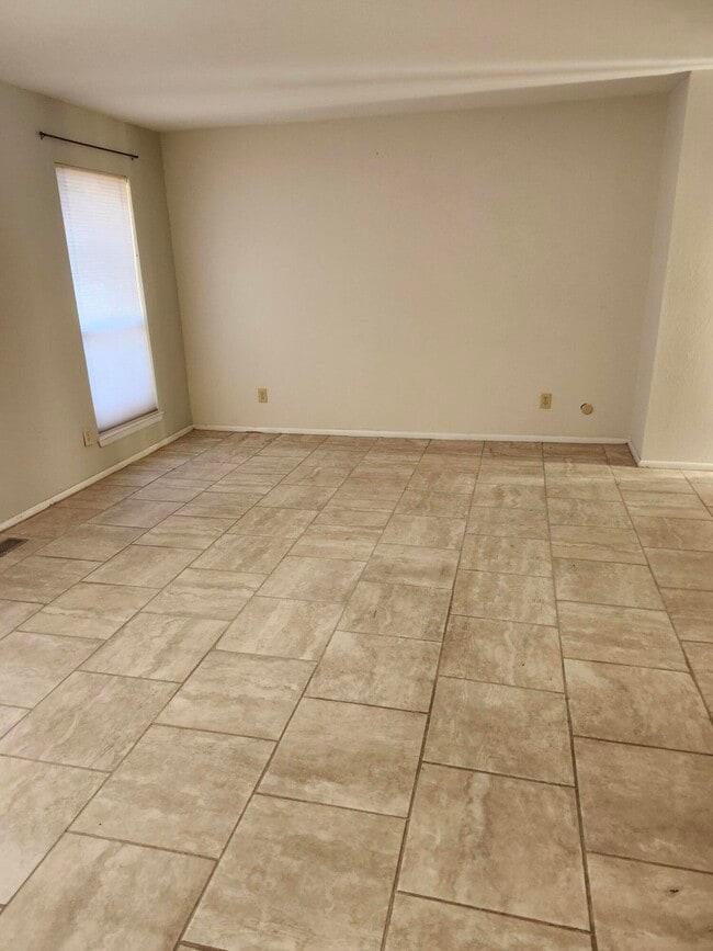 Building Photo - 8805 Yankee Dr NE