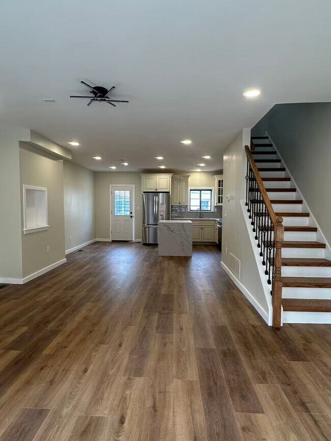 Building Photo - 2b2b house in south Philly Available now