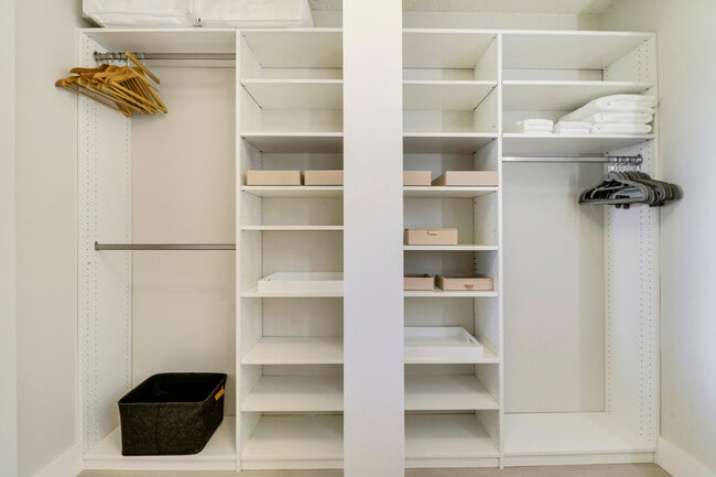 Building Photo - 438 Brackenwood Ln S