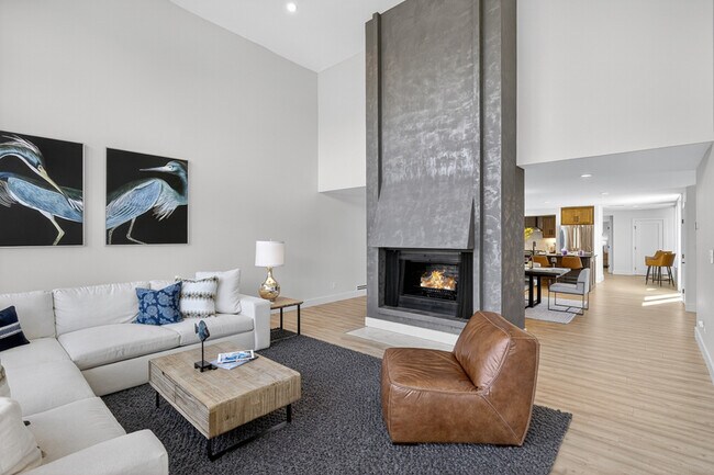 Building Photo - 820 Broken Arrow