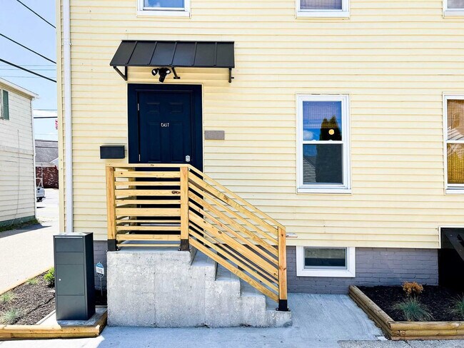 Building Photo - 136 Main St