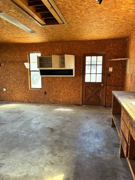 Building Photo - 907 N Osage Ave