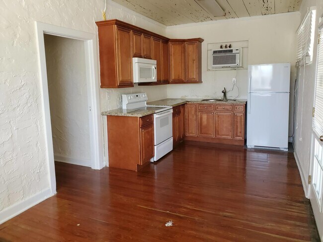 Building Photo - 301 Central Dr