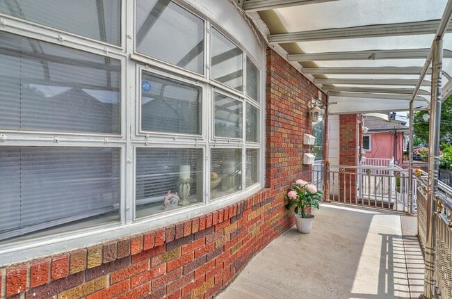 Building Photo - 310 Cator Ave