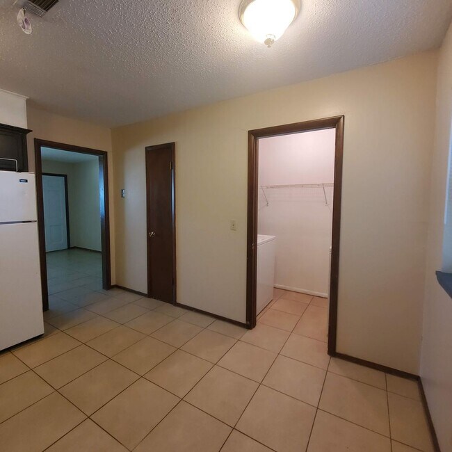 Building Photo - 2429 N Market Ave