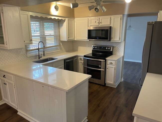 Building Photo - Executive home for rent! Excellent locatio...