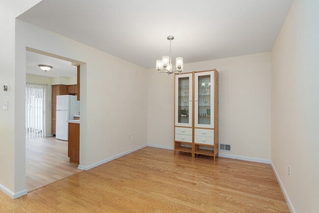 Building Photo - 610 Bollen Ct