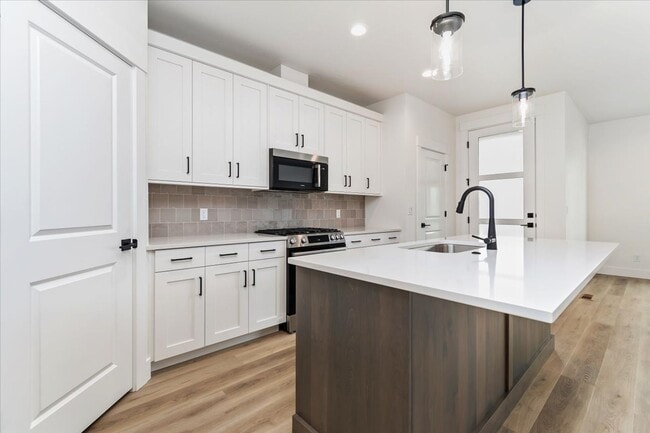 Building Photo - Brand New 3 Bed 2.5 Bath Townhouse With Many Amenities