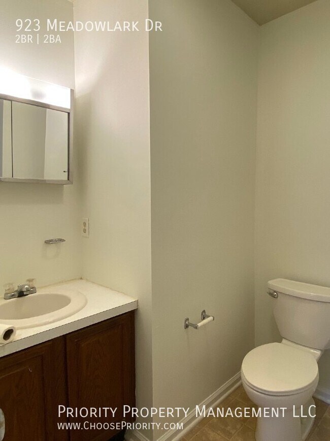 Building Photo - 923 Meadowlark Dr