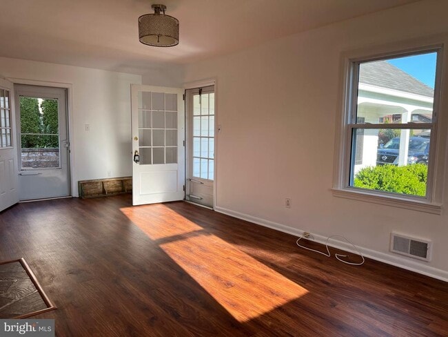 Building Photo - 650 Linden Cir