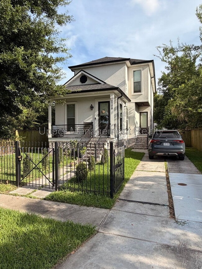 Building Photo - 2708 Burns St