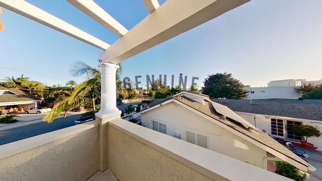 Building Photo - Beautiful 3BD 3.5BA Townhome in Newport Heights