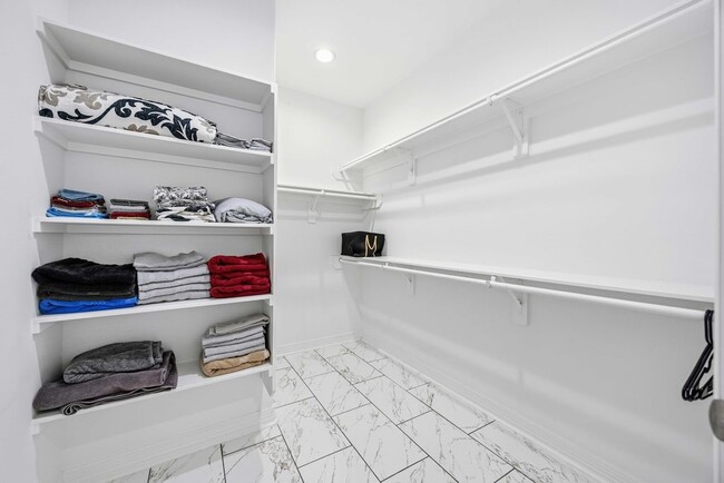 Building Photo - 3825 Easy St