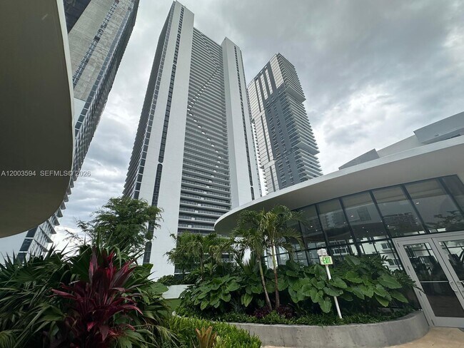 Building Photo - 700 NE 24th St